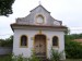 Stavba v zahradě v bezprostřední blízkost Románského kostela